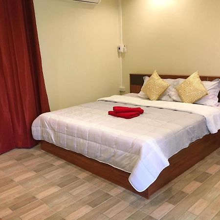 นพรัตน์การ์เด้นฮิลล์ Hotel Uthai Thani Eksteriør billede