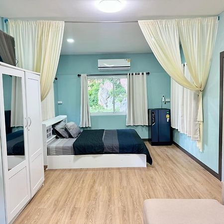 นพรัตน์การ์เด้นฮิลล์ Hotel Uthai Thani Eksteriør billede