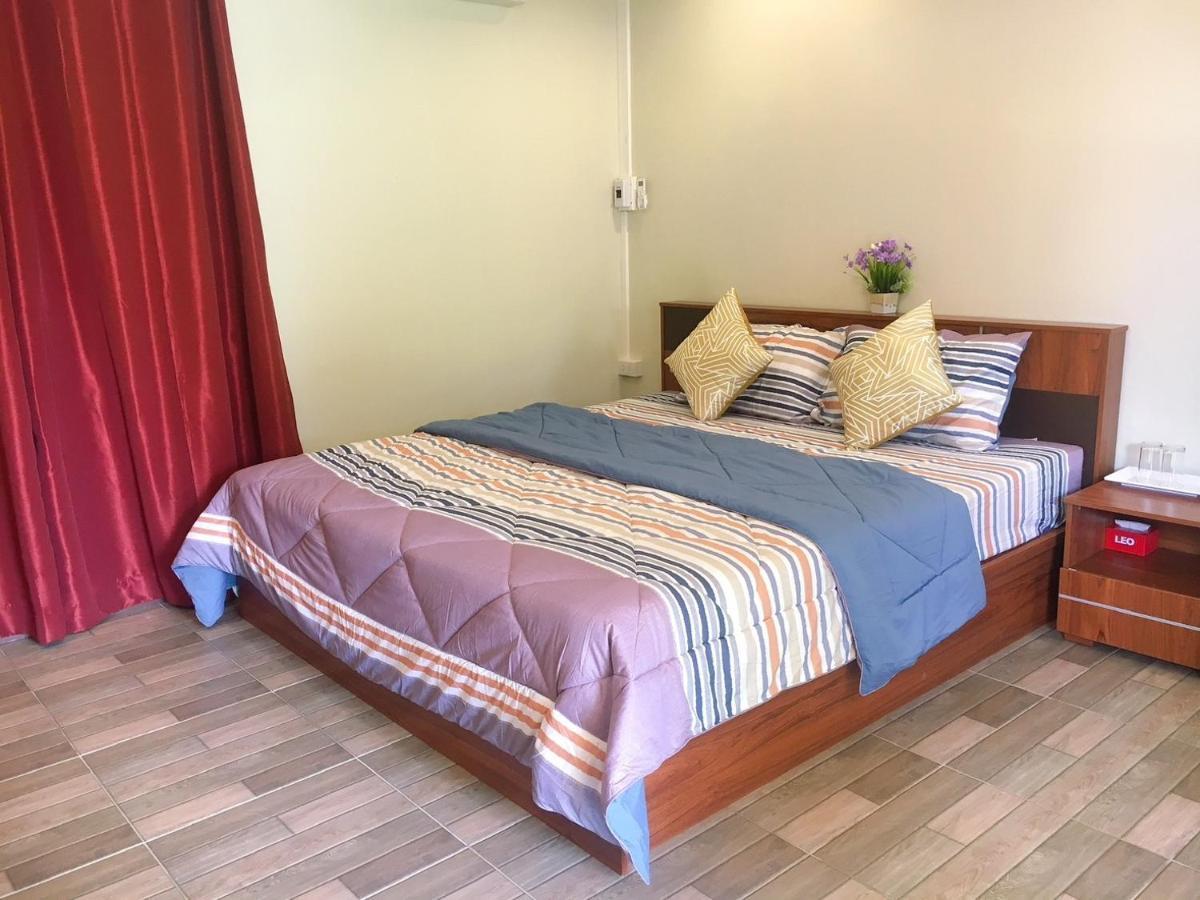 นพรัตน์การ์เด้นฮิลล์ Hotel Uthai Thani Eksteriør billede