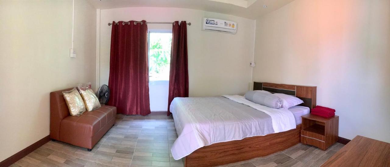 นพรัตน์การ์เด้นฮิลล์ Hotel Uthai Thani Eksteriør billede