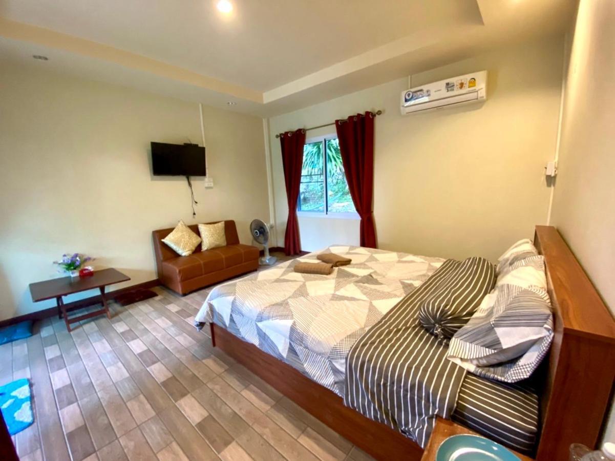 นพรัตน์การ์เด้นฮิลล์ Hotel Uthai Thani Eksteriør billede