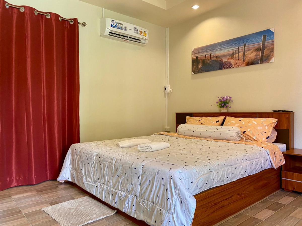 นพรัตน์การ์เด้นฮิลล์ Hotel Uthai Thani Eksteriør billede