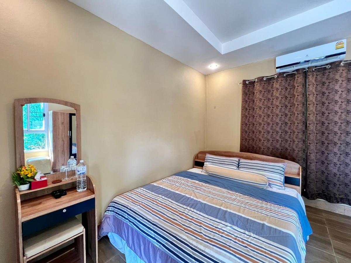 นพรัตน์การ์เด้นฮิลล์ Hotel Uthai Thani Eksteriør billede