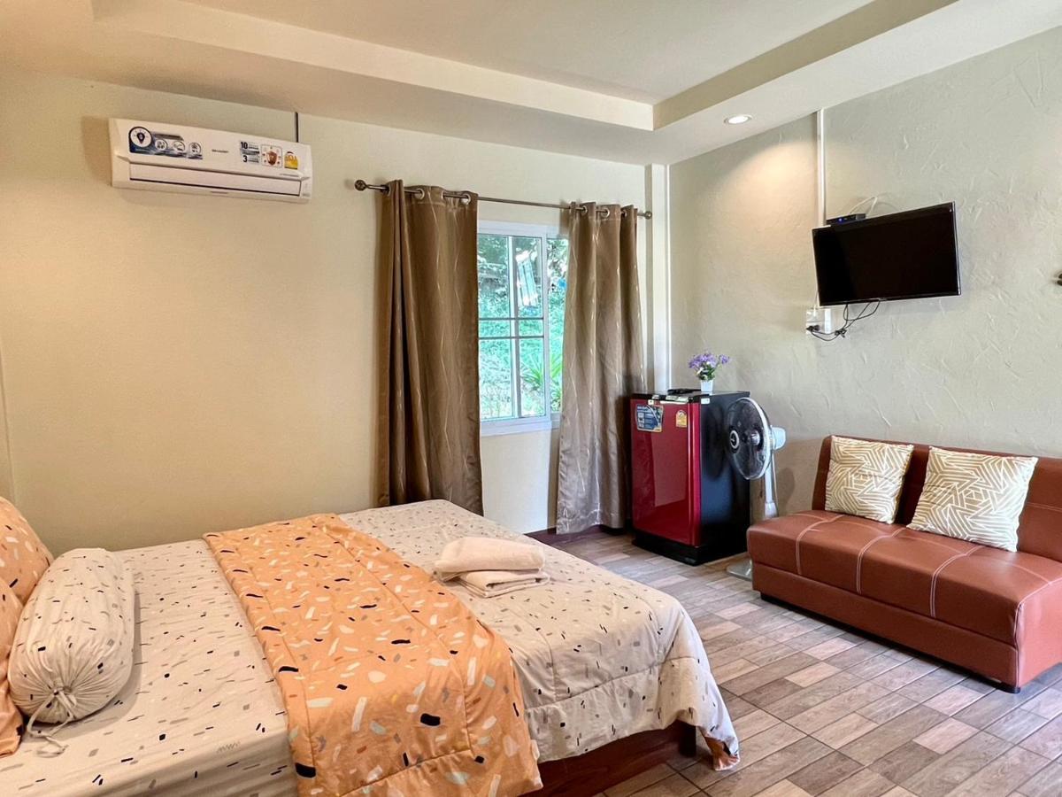 นพรัตน์การ์เด้นฮิลล์ Hotel Uthai Thani Eksteriør billede
