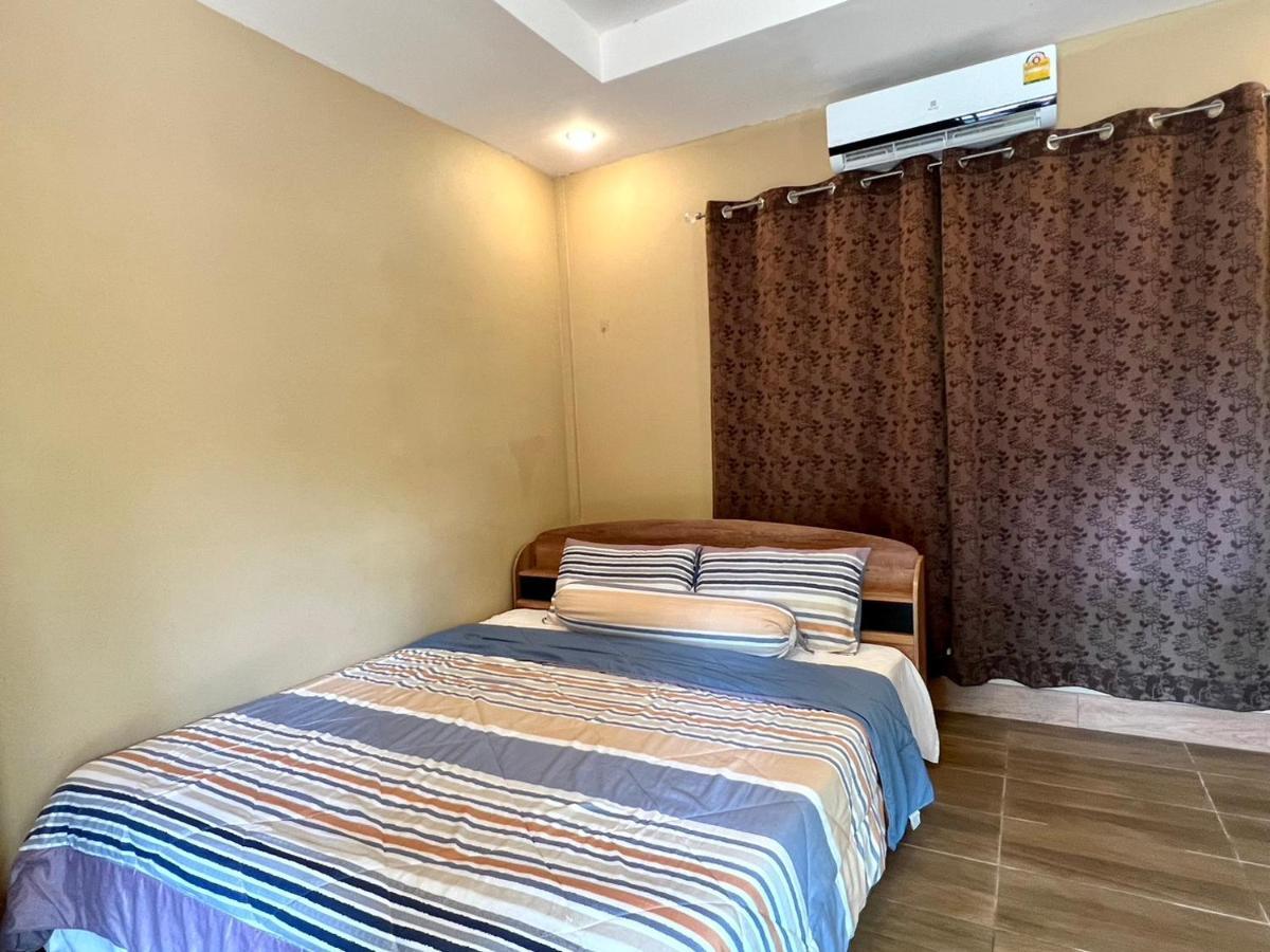 นพรัตน์การ์เด้นฮิลล์ Hotel Uthai Thani Eksteriør billede