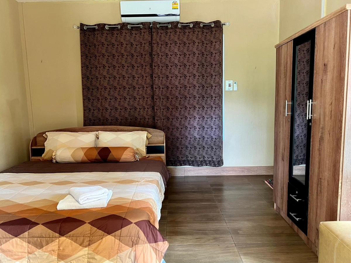 นพรัตน์การ์เด้นฮิลล์ Hotel Uthai Thani Eksteriør billede
