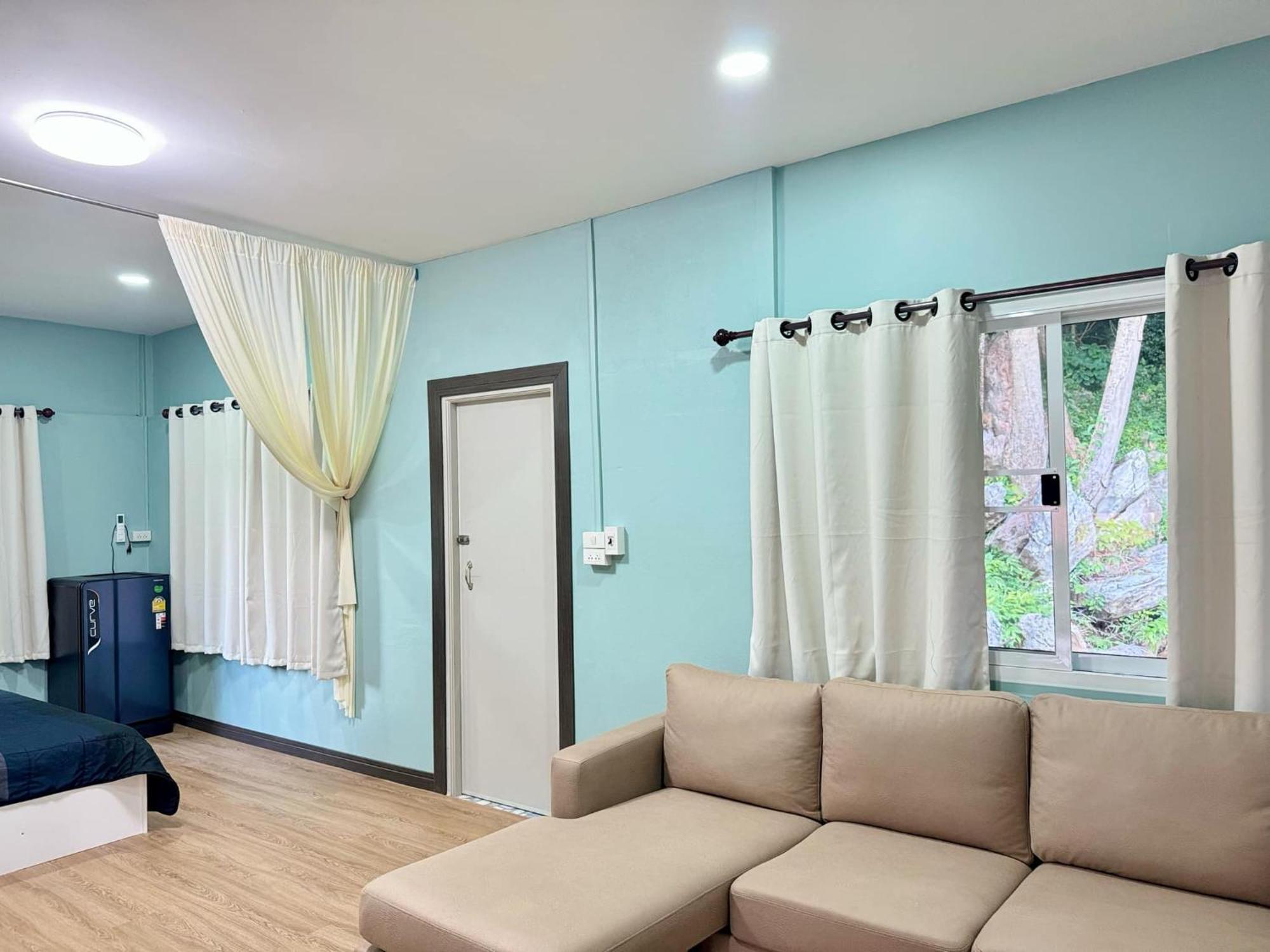 นพรัตน์การ์เด้นฮิลล์ Hotel Uthai Thani Eksteriør billede