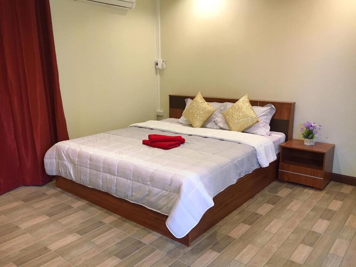 นพรัตน์การ์เด้นฮิลล์ Hotel Uthai Thani Eksteriør billede