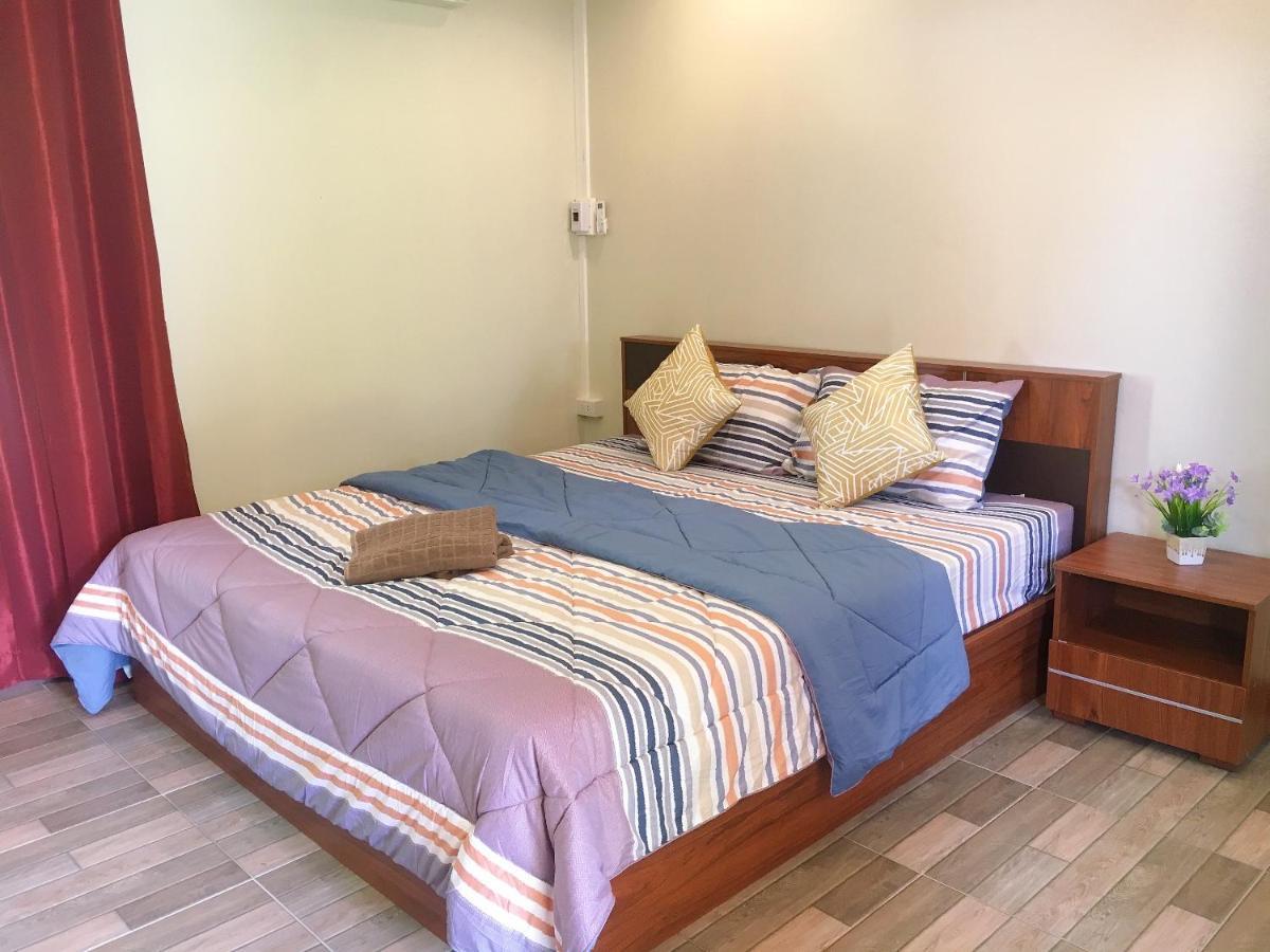 นพรัตน์การ์เด้นฮิลล์ Hotel Uthai Thani Eksteriør billede